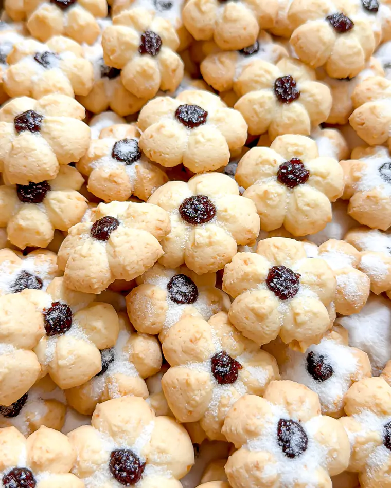 Biscoitos de florzinha feitos na biscoiteira