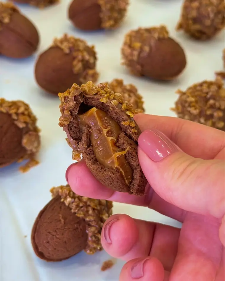 Oreskita de chocolate aberto, mostrando o recheio